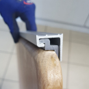 Tischgestell mit Wandhalterschiene und Fuß in Silber mit Tischplatte aus Eiche-Massivholz in drei Größen