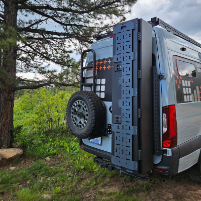 Heckträger mit Heckbox für Ski und Snowboard Größe L für Mercedes Sprinter 907 - Beifahrerseite - Mattschwarz