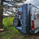 Heckträger mit Heckbox für Ski und Snowboard Größe L für Mercedes Sprinter 907 ab 2018 - Beifahrerseite - mattschwarz