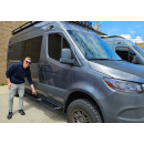 Seitliche elektrische Kassettenstufe für die Beifahrertür / Automatisches Trittstufensystem / V-Board - Länge 600 mm - für Mercedes Sprinter